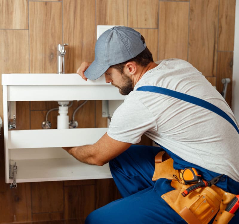 Dubai Home Fixers technician greeting a customer at home.